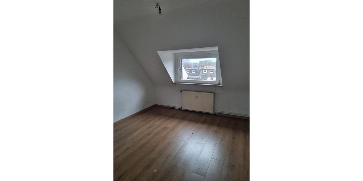 Dachgeschoßwohnung Duisburg Mittelmeiderich - 3 Zimmer, 56 m&sup2;, 450&euro; | Angebot:23912672