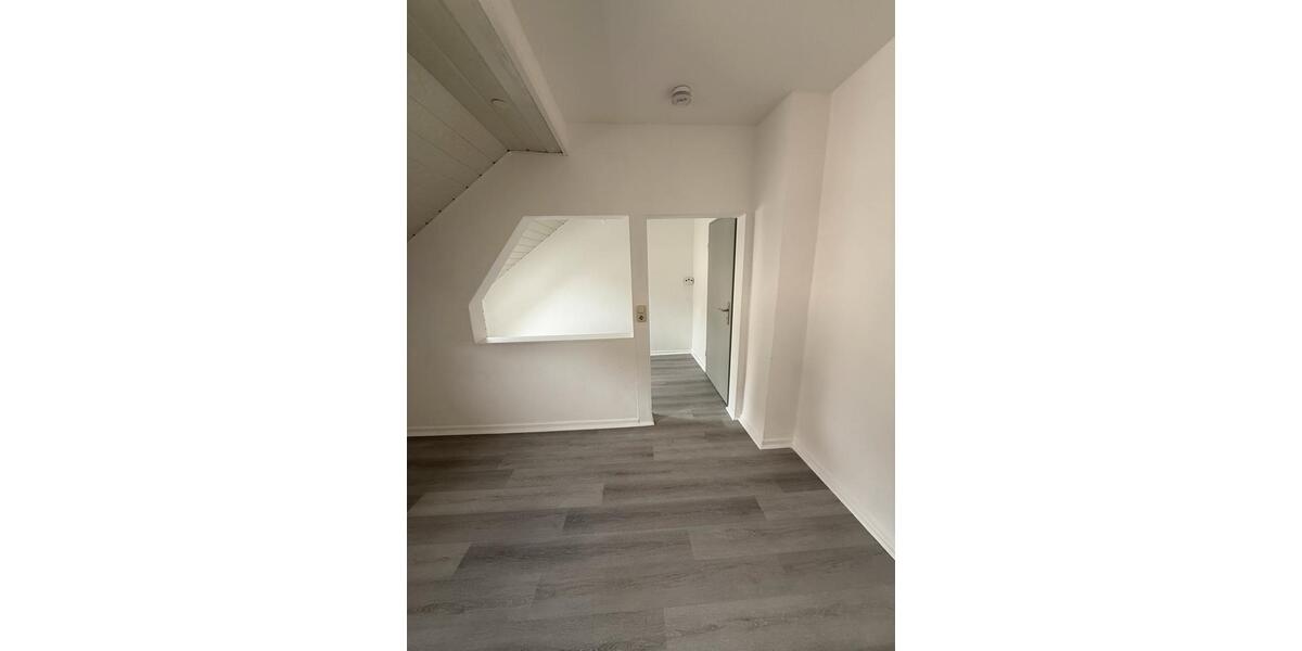 Dachgeschoßwohnung Duisburg Essenberg - 3 Zimmer, 70 m&sup2;, 490&euro; | Angebot:26598026