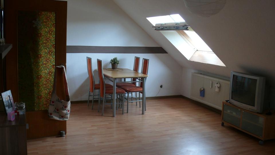 Dachgeschoßwohnung Duisburg Mittelmeiderich - 2 Zimmer, 45 m&sup2;, 300&euro; | Angebot:26613561