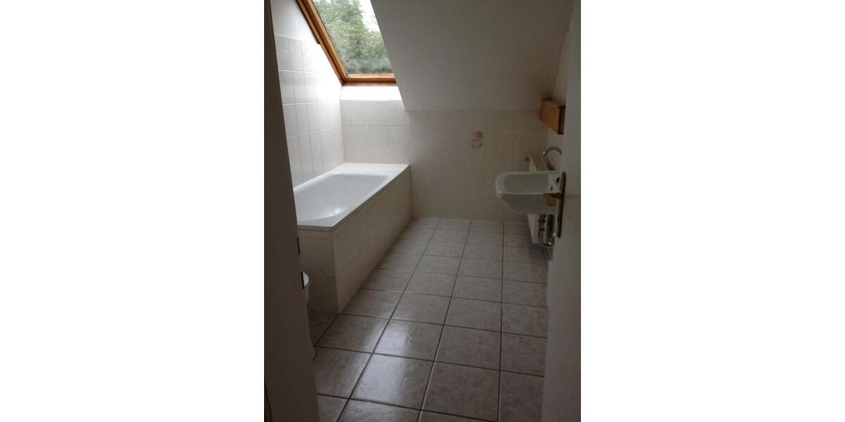 Dachgeschoßwohnung Duisburg Essenberg - 4 Zimmer, 83 m&sup2;, 550&euro; | Angebot:25378652