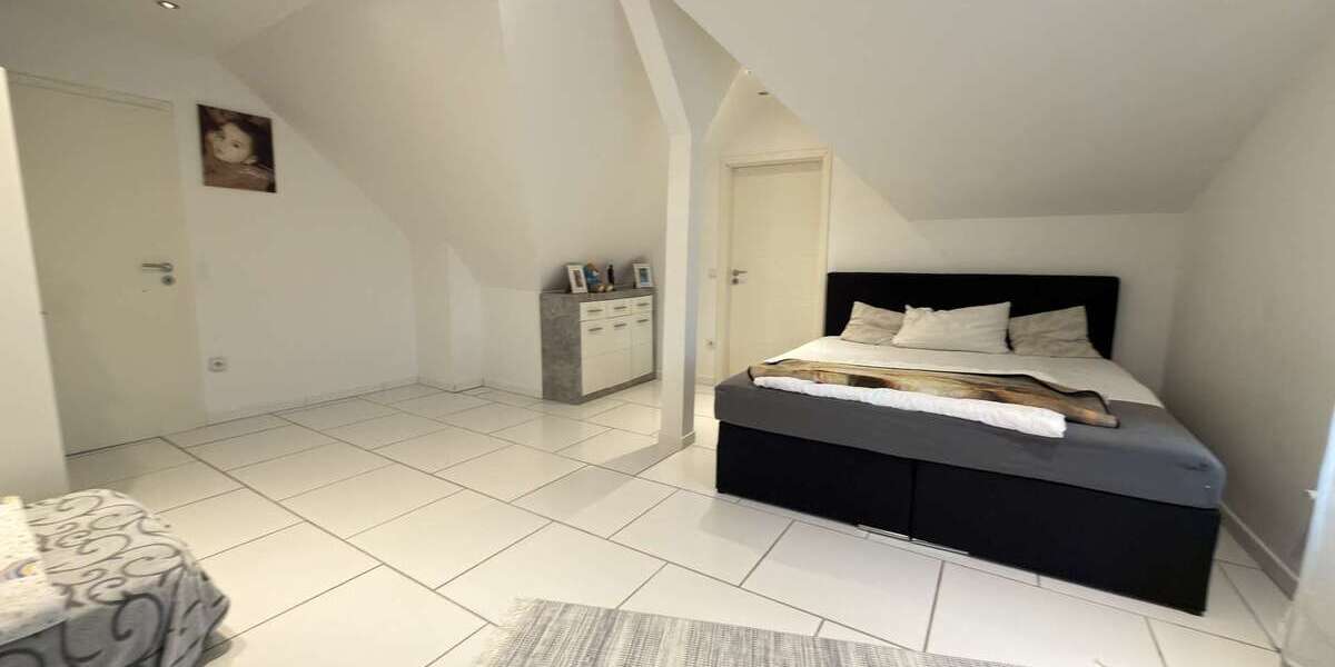 Modernisiertes 3-Parteienhaus mit Maisonette und Gartenanteil nahe Centro - Mehrfamilienhaus, Wohnhaus Oberhausen Osterfeld | Angebot:26041244