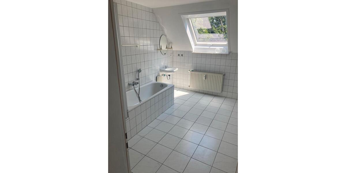 Dachgeschoßwohnung Oberhausen Schmachtendorf - 3 Zimmer, 72 m&sup2;, 670&euro; | Angebot:26679359