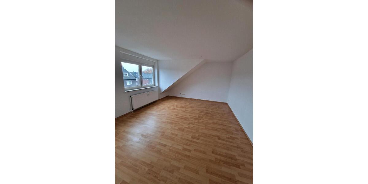Dachgeschoßwohnung Duisburg Mittelmeiderich - 3.5 Zimmer, 144 m&sup2;, 250.000&euro; | Angebot:23595768