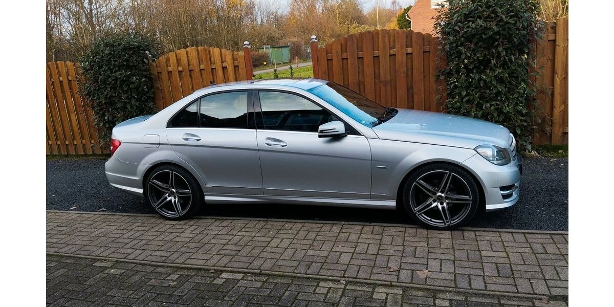 Mercedes-Benz C 250 273.000 km 9.950 &euro; Rees 46459