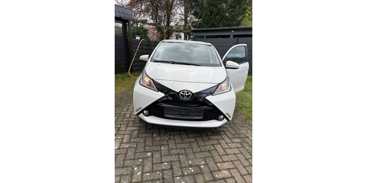 Toyota Aygo (X) 68.589 km 8.100 &euro; Kevelaer 47623