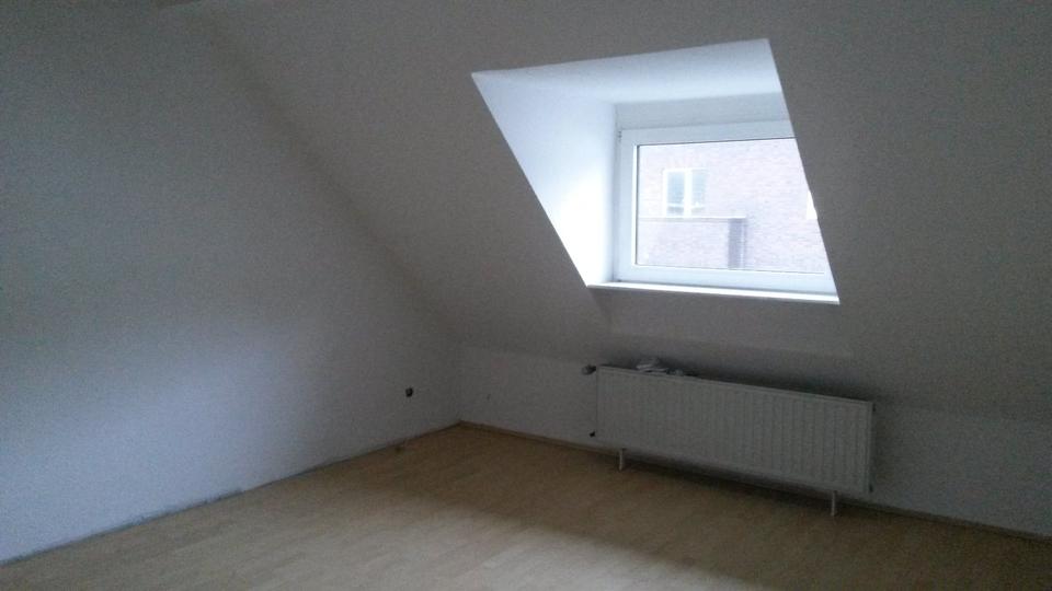 Dachgeschoßwohnung Duisburg Mittelmeiderich - 3 Zimmer, 88 m&sup2;, 650&euro; | Angebot:26638413