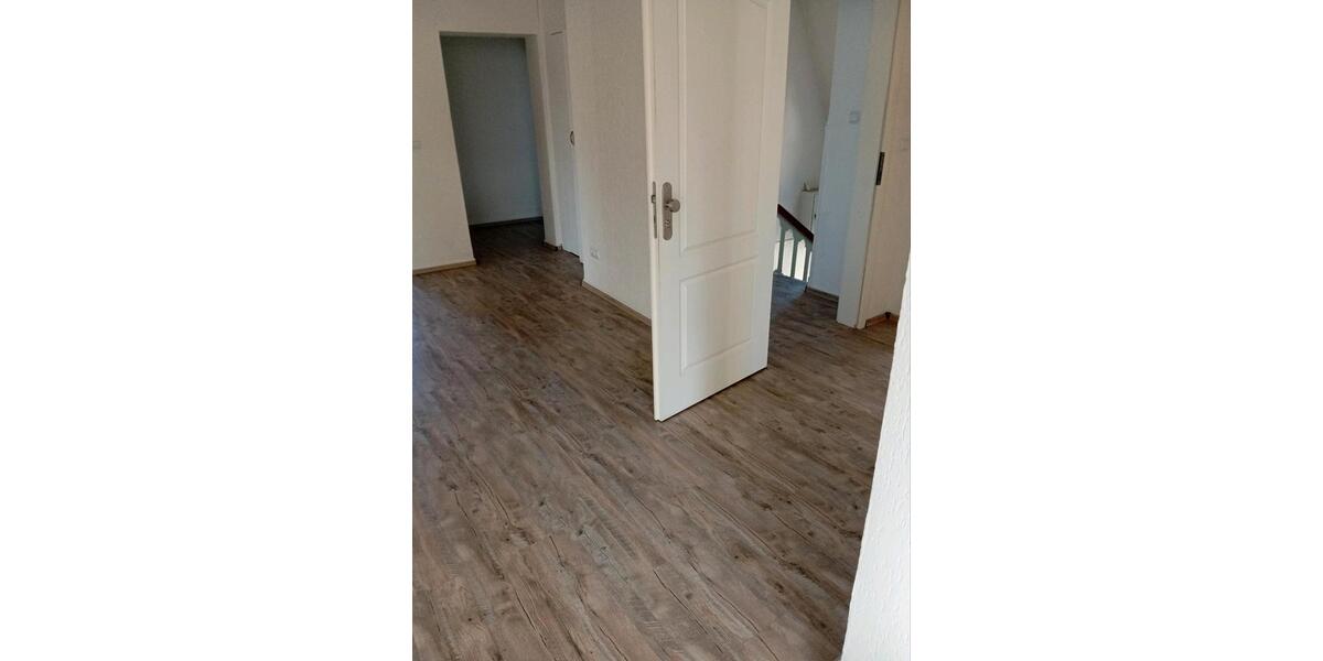 Dachgeschoßwohnung Duisburg Mittelmeiderich - 5 Zimmer, 140 m&sup2;, 1.100&euro; | Angebot:25174363