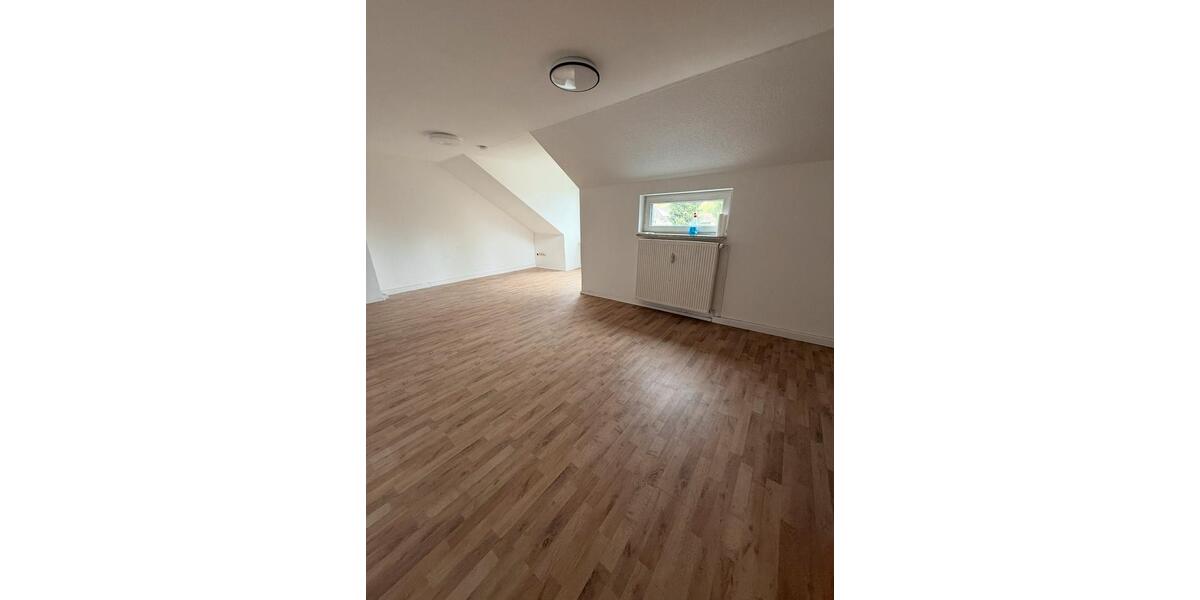 Dachgeschoßwohnung Duisburg Mittelmeiderich - 3 Zimmer, 75 m&sup2;, 750&euro; | Angebot:26491259