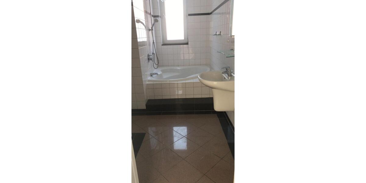 Etagenwohnung Duisburg Mittelmeiderich - 3 Zimmer, 90 m&sup2;, 740&euro; | Angebot:25900463